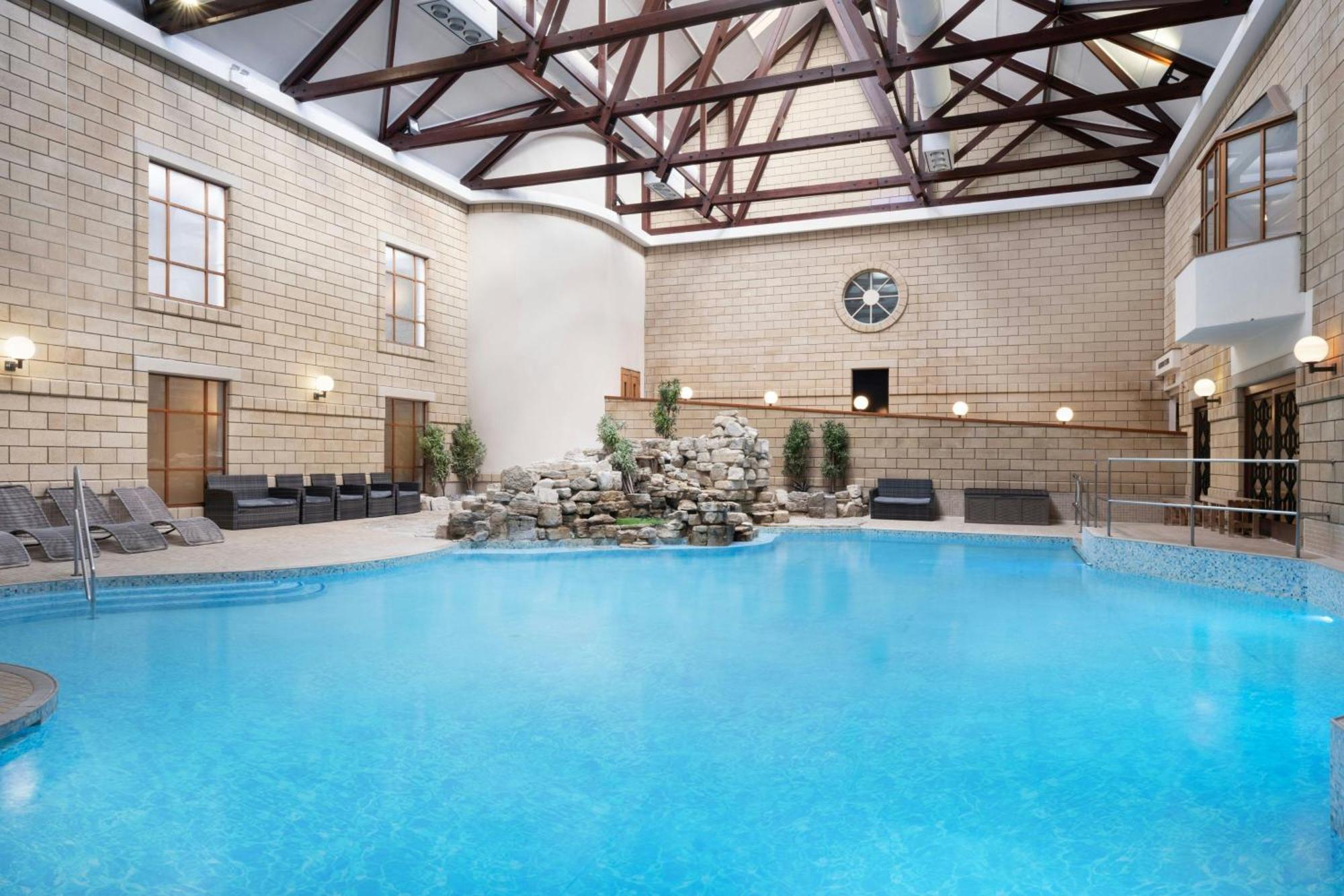 Delta Hotels By Marriott Tudor Park Country Club Maidstone Esterno foto